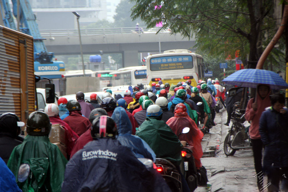 Vật vã chôn chân hít khói ô tô trong mưa rét Hà Nội